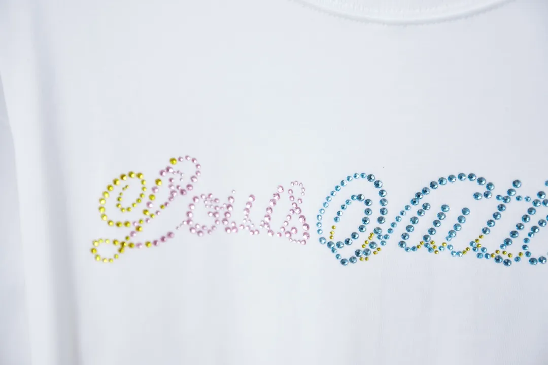 🅿️180 1V 25SS early spring new style Short sleeves with embroidered hot diamond letters Light luxury A must-have item for daily commuting for men and women Correct version Welcome to compare Detailed features · 320g 100% pure cotton double yarn jersey fabric · Special thickening in the same vat 32 pieces double-strand 1X1 thread · Imported Tajima machine embroidery petals . High temperature Australian imported colored diamonds · Double-needle sewing and cross-seam technology · Original main mark, washed tag, brand moisture-proof paper packaging Color: black/white Size: S/M/L/XL